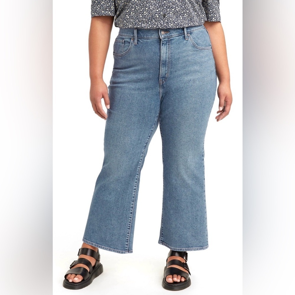 NWT Levi's High Waisted Lt Blue Wash Cropped Flare Jeans Plus Size 22W